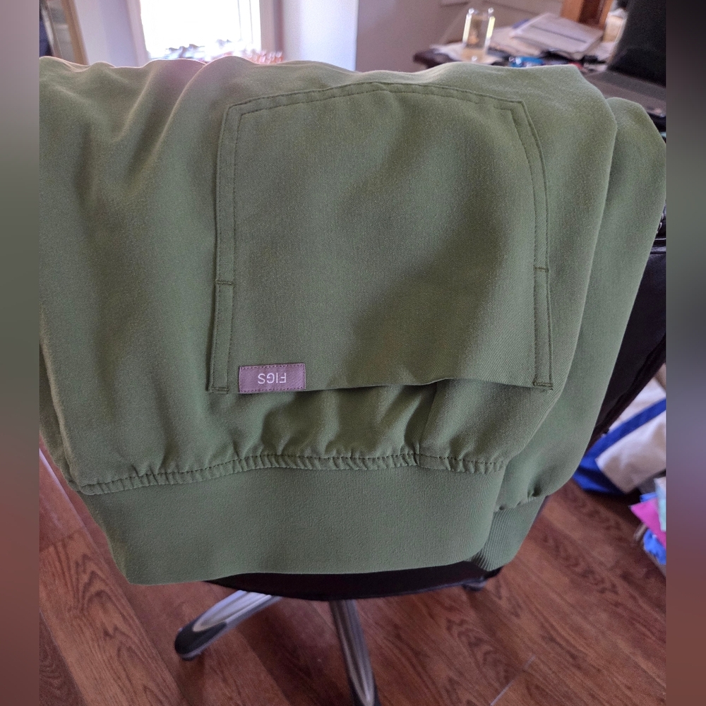 FIGS Zamora Olive Green 5+ Pocket Jogger Scrub Pants